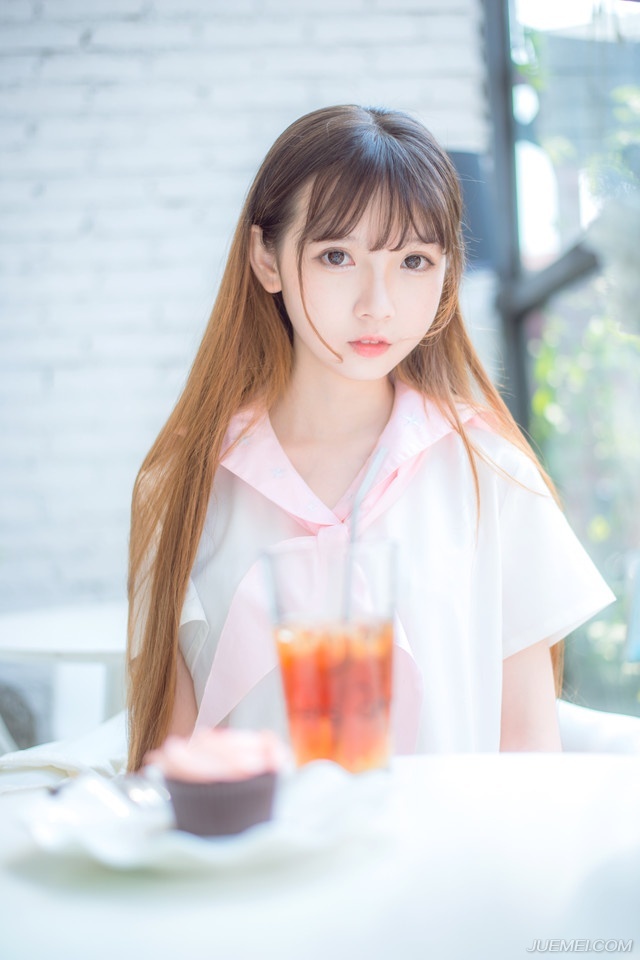 “让他进来吧。”邓贤看了刘璝一眼，点头道。